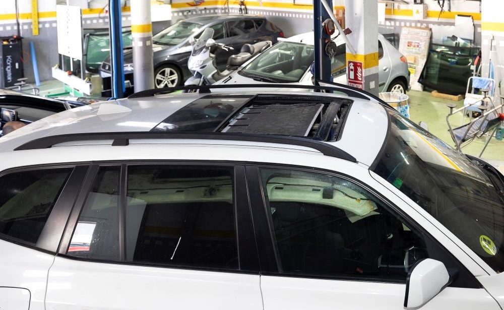 Reparación y cambio de techos solares y panorámicos de coches