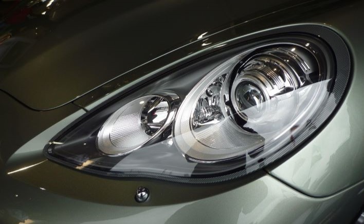 Faro de vehículo taller en Vallecas para pulir los faros del coche